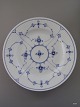 R.C. 1/175 
Musselmalet 
Riflet 
Middagstallerken
1. 
sort. D: 25,5 
cm.