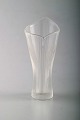 Tapio Wirkkala 
for Iittala. 
Klar kunstglas 
vase med 
indgraveret 
dekoration i 
form af 
striber. ...