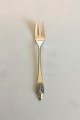 Georg Jensen 
Akkeleje 
Sterling Sølv 
Kagegaffel No 
043. Måler 14,2 
cm