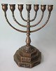 7 armet 
lysestage i 
patineret 
bronze - 
Menorah. 20. 
årh. Danmark. 
Med 6 kantet 
base med ...