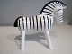 Kay Bojesen 
(1886 - 1958) 
Zebra i malet 
træ - designet 
i 1950erme med 
det nyere 
stempel. I fin 
...