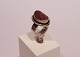 Ring med rosa 
sten, stemplet 
H i 925 
sterling sølv.
Str.: 54 og 
2,5 cm.