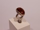 Enkel ring med 
rav klump og af 
sølv.
Str.: 54 og 
2,5 cm.