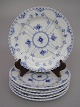R.C. 1/1084 
Musselmalet 
Helblonde 
Middagstallerken
1. 
sort.  D: 25,2 
cm.