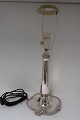 Sølvlampe. Sølv 
(830). Dansk 
arbejde. 
Hammerslået. 
Højde 50 cm. 
Produceret 
1919.