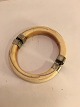 Armbånd i 
elfenben.
 oplukkelig.
 Indvendig 
bredde: 6,5 cm 
højde: 5,5 cm.
 bredde: 1,3 
cm. ...