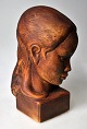 Carlsen, Poul 
Hauch (1921 - 
2006) Danmark: 
En Burma pige. 
Stentøj. 
Brunglaseret. 
H.: 21 cm. ...