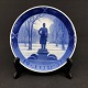 Diameter 18 cm.
Platten er 
tegnet af Oluf 
Jensen.
Motiv: 
H.V.Bissens 
statue of 
Frederik VI i 
...