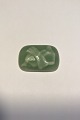 Royal 
Copenhagen 
(Jais Nielsen) 
Broche-
center(ingen 
montering)  
Celadon glasur 
Måler 3 cm x 
4.5 cm