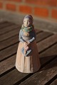 Hjorth figur fra L. Hjorth keramik, Bornholm. Flot figur af kvinde med salmebog i egnsdragt. ...