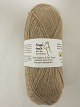 Baby Alpaca Angel Touch
100% ALPACA
Baby Alpaca Angel Touch er IKKE farvet, og 
fibrene ikke er tilsat olier, - og garnets farver 
er helt naturlige, er garnet allergivenligt.
Den viste farve er: Brown Light, Farvenr. FX0
Prisen er pr. nøgle med 50 gram