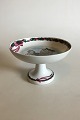 Royal 
Copenhagen 
Jingle Bells 
Footed Cake 
Plate. Measures 
13 cm / 5 1/8 
in. x 21.3 cm / 
8 25/64 ...