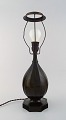 Just Andersen (1884-1943). Bordlampe af patineret diskometal.
