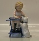 0451 Kgl. Pige 
fodrer hund 19 
cm fra 
figurserien 
Børn med 
kæledyr 2006 
(1249451) fra  
Royal ...