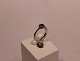 Ring af 925 
sterling sølv 
med zafir og 
zirkoner, 
stemplet JAa.
Str.: 56.
