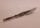 Carving set of 
different 
pattern in 
hallmarked 
silver.
32 cm and 27 
cm.