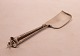 Server for fish 
with round 
handle of other 
pattern and 
hallmarked 
silver.
27 cm.