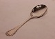 Server in 
simple pattern 
and of 
hallmarked 
silver.
25 cm.