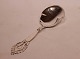 Potato server 
of other 
pattern and 
hallmarked 
silver.
28 cm.