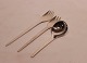 Middagsgaffel, 
frokostgaffel 
og marmeladeske 
i mønstret Tuja 
af Georg Jensen 
og 925 sterling 
...