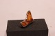 Broche af 925 
sterling sølv 
og rav.
3,5x2 cm.