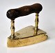 Boltjern af 
messing, 1824, 
Danmark. Med 
træhåntag. Med 
gravering og 
intialerne: 
M.P.D 1824. 
Låge ...