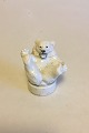Royal 
Copenhagen 
Figur af 
Isbjørn på 
sokkel No 347. 
Designet af 
Knud Kyhn. 
Måler 9 cm