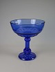 Stor blå 
glasopsats
Opsatsen måler 
H. 24,5 cm. Ø. 
21,5 cm.
Varenr 352692