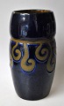 Jugend vase, 
ca. 1920, 
Danmark. 
Lervare, med 
glasurer i 
blåt. Højde.: 
22 cm. 
NB: Lille ...