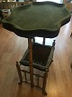 Sybord med grøn 
filt.
og forgyldt 
stel.
Fra ca. 
1850-1880
Højde: 75 cm. 
Bredde: 42,5 x 
58 cm. ...