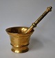 Messing morter 
med pistil, 
17./18. 
&aring;rh. 
Danmark. 
H&oslash;jde.: 
9 cm. 
L&aelig;ngde 
pistil: ...