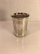 Silberbecher
Silber 830er 
Jahre
Herstellermarke 
. HF
Höhe: 7 cm. 
Gewicht: 37,5 
Gramm.
Wenden ...