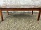 Palisander 
sofabord med 
kakler og 
massive 
palisanderben 
og kanter. Mål: 
HxLxB 48x136x75 
cm