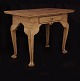 A light brown 
Rococo table. 
Denmark circa 
1760. H: 77cm. 
...