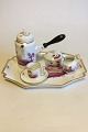 Royal 
Copenhagen Tete 
á Tete 
Kaffeservice 
med Mørk Rosa 
dekoration i 
overglasur. 
Måler:
Fad ...