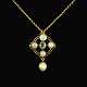 Vedhæng i 14k 
guld med 
orientalske 
perler og 
smaragd.
Stemplet. DH 
585.
Vedhæng 3 x 
1,8 cm. ...