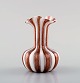 "Zanfirico" 
Murano, brun og 
hvidstribet 
vase i 
mundblæst 
kunstglas, 
1960´erne. 
I perfekt ...