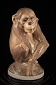 Lille porcelæns 
Abe af Dahl 
Jensen ( DJ ) 
Royal 
Copenhagen.
Dekorations 
nummer: 1055. 
1.sort. ...