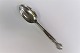 Georg Jensen. 
Dronning. 
Middagsske. 
Sterling (925). 
Længde 20,2 cm.