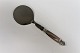 Georg Jensen. 
Dronning. 
Tarteletspade. 
Sterling (925). 
Længde 20,1 cm