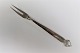 Georg Jensen. 
Dronning. 
Pålægsgaffel. 
Sterling (925). 
Længde 15,6 cm