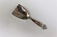 Georg Jensen. 
Dronning. 
Krydderiske. 
Sterling (925). 
Længde 10,6 cm
