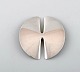 Nanna Ditzel for Georg Jensen. Modernistisk broche i sterlingsølv. Designnummer 
337A. 
