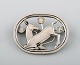 Broche i 
sterlingsølv af 
Georg Jensen. 
Designnummer 
256. 
Hjortemotiv.
Stemplet.
I flot ...