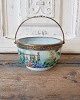 1800 tals 
turkisgrøn 
sukkerskål 
dekoreret med 
blomster, 
monteret med 
messing hank.
Højde 7,5 ...