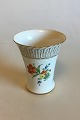 Bing & Grondahl 
Saxon Flower, 
White Vase No 
186. Measures 
16 cm / 6 19/64 
in.