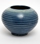 Kähler, smuk 
rund stribet 
vase i blålige 
nuancer og 
cremet glasur. 
Signeret HAK 
Denmark. Højde 
...