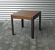Kvadratisk 
sofabord i 
mørkt lakeret 
mahogni
Design af 
design af Illum 
Wikkelsøe
Sofabord, ...