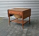 Sybord i teak, 
designet af 
Hans J Wegner. 
Alt er i teak 
på nær det 
indvendige af 
skuffen.
H. ...