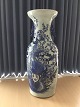 Kinesisk 
Porcelæn (19 
årh):
Meget stor 
vase.
Svag celadon 
fond med blå 
dekoration.
Dekoreret ...